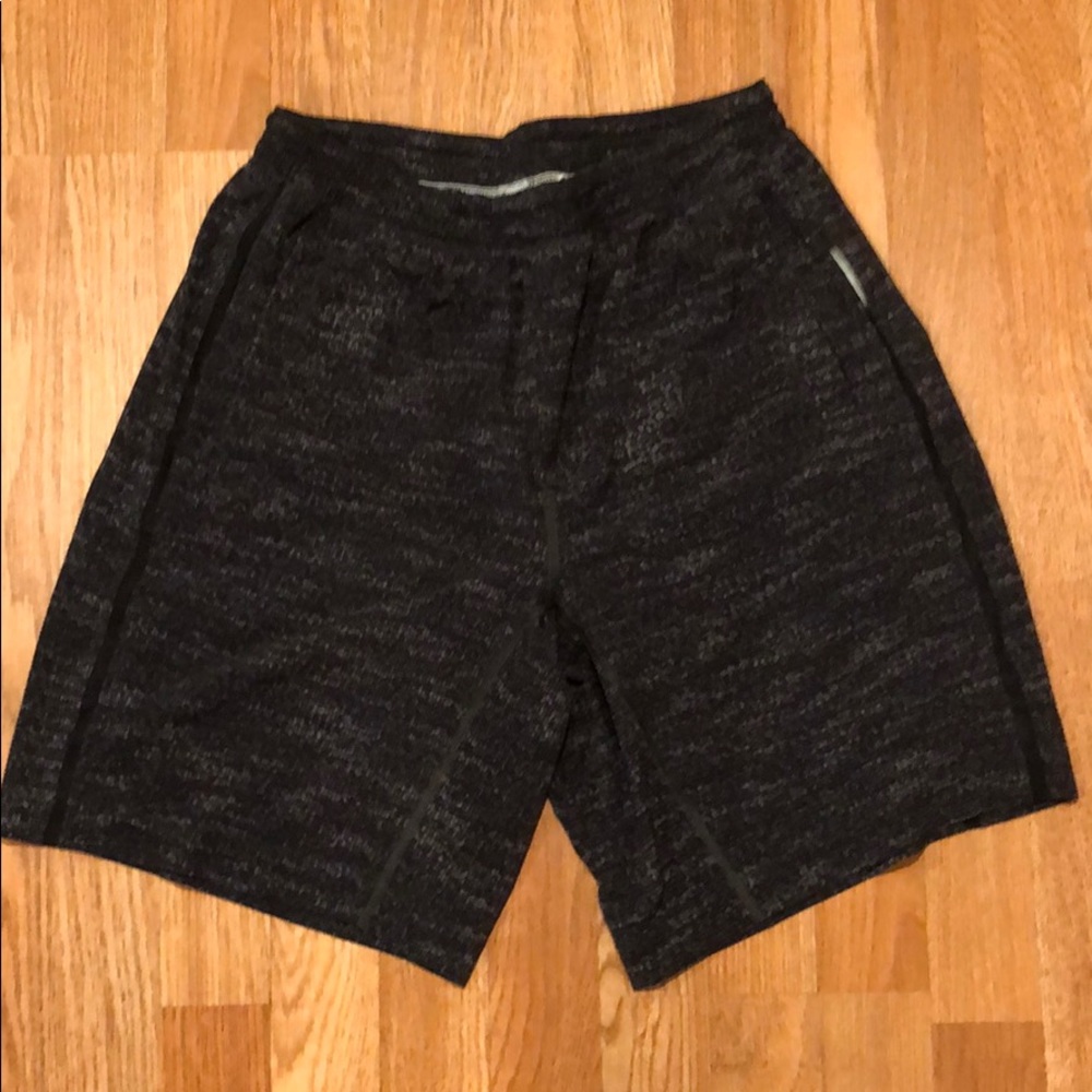 Lululemon Pacebreaker shorts 9” with liner